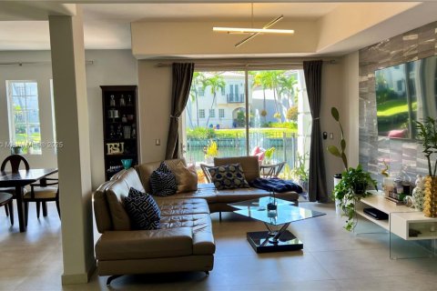 House in Aventura, Florida 4 bedrooms, 222.22 sq.m. № 1974860 - photo 8