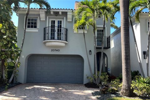 House in Aventura, Florida 4 bedrooms, 222.22 sq.m. № 1974860 - photo 1