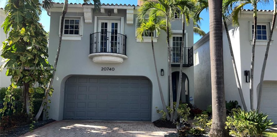 House in Aventura, Florida 4 bedrooms, 222.22 sq.m. № 1974860