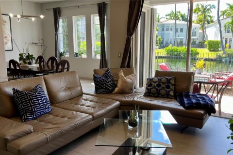 House in Aventura, Florida 4 bedrooms, 222.22 sq.m. № 1974860 - photo 5