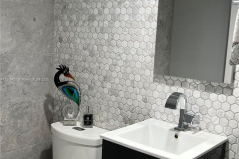 House in Aventura, Florida 4 bedrooms, 222.22 sq.m. № 1974860 - photo 22