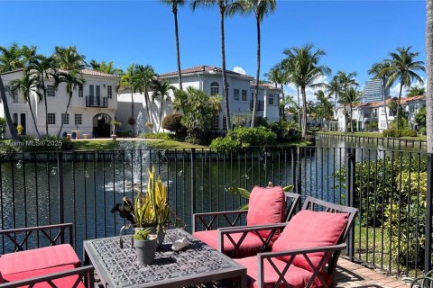 House in Aventura, Florida 4 bedrooms, 222.22 sq.m. № 1974860 - photo 3