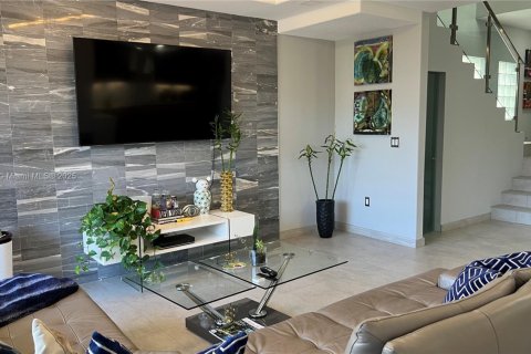 House in Aventura, Florida 4 bedrooms, 222.22 sq.m. № 1974860 - photo 10