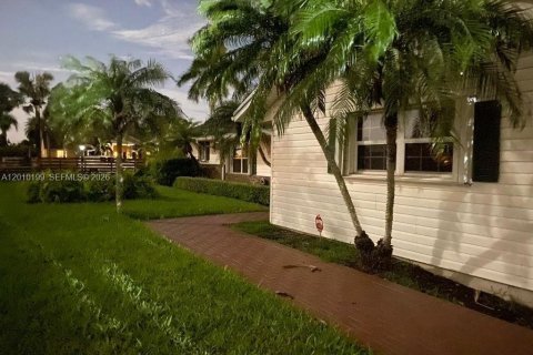 House in Homestead, Florida 5 bedrooms, 306.39 sq.m. № 2072878 - photo 3
