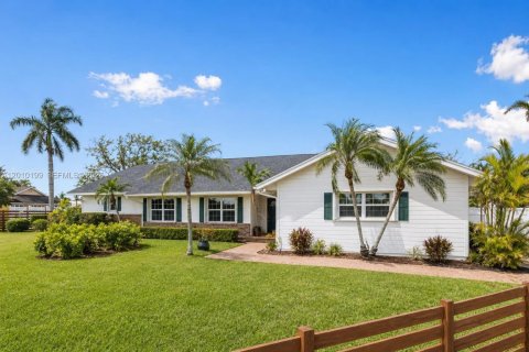 House in Homestead, Florida 5 bedrooms, 306.39 sq.m. № 2072878