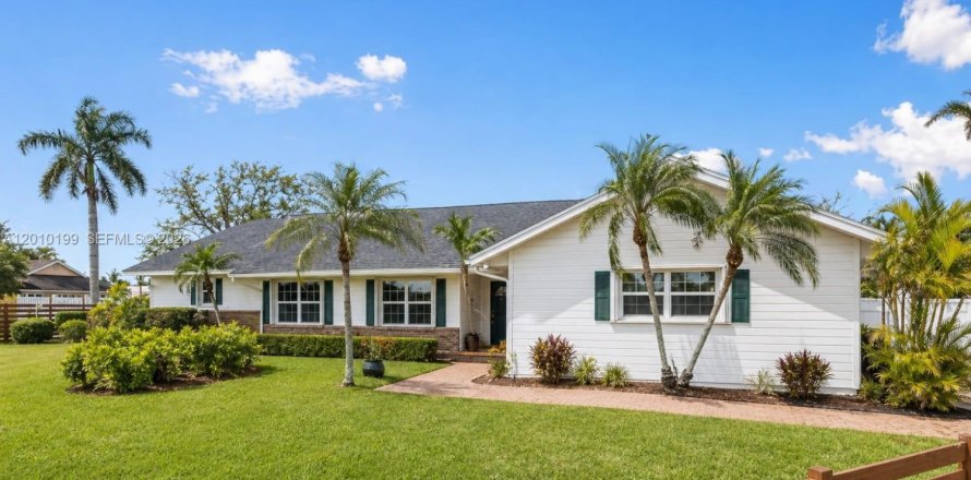House in Homestead, Florida 5 bedrooms, 306.39 sq.m. № 2072878