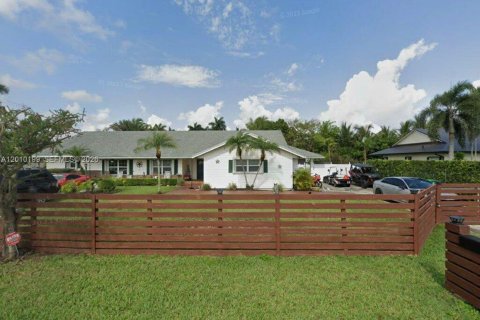 House in Homestead, Florida 5 bedrooms, 306.39 sq.m. № 2072878 - photo 2