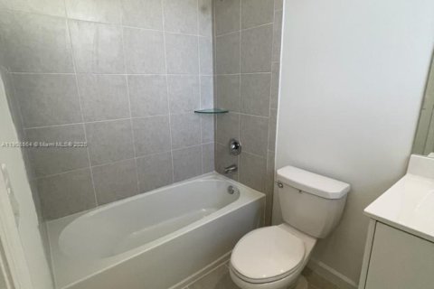 Casa en venta en Miami, Florida, 3 dormitorios, 123.37 m2 № 1967428 - foto 13