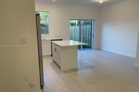 Casa en venta en Miami, Florida, 3 dormitorios, 123.37 m2 № 1967428 - foto 3