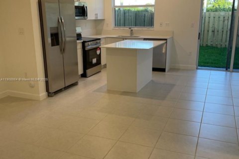 Casa en venta en Miami, Florida, 3 dormitorios, 123.37 m2 № 1967428 - foto 2