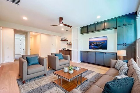 Casa en venta en Tampa, Florida, 5 dormitorios, 333.8 m2 № 1806887 - foto 6