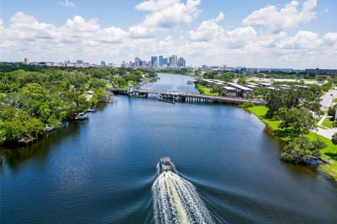 Casa en venta en Tampa, Florida, 5 dormitorios, 333.8 m2 № 1806887 - foto 25