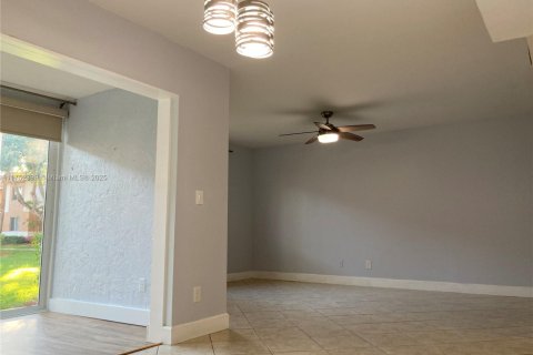 Townhouse in Plantation, Florida 3 bedrooms, 140.75 sq.m. № 1707888 - photo 3