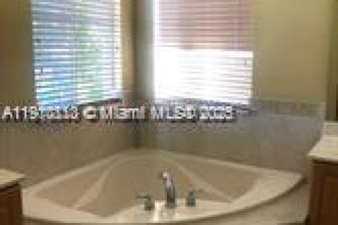 Villa ou maison à louer à Miami, Floride: 4 chambres, 237.27 m2 № 1965986 - photo 24