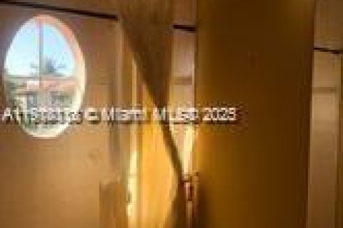 Villa ou maison à louer à Miami, Floride: 4 chambres, 237.27 m2 № 1965986 - photo 17