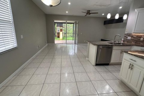 House in Orlando, Florida 4 bedrooms, 223.71 sq.m. № 2305178 - photo 4