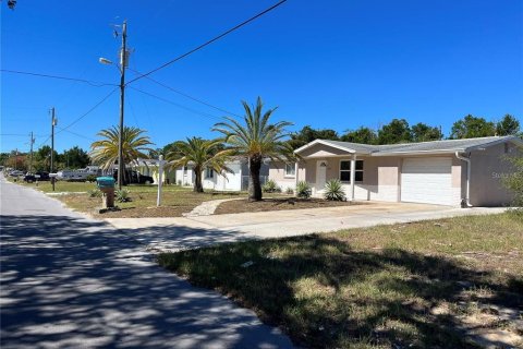 House in Hudson, Florida 2 bedrooms, 92.9 sq.m. № 2220029