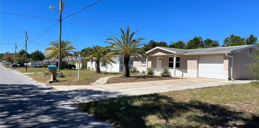 House in Hudson, Florida 2 bedrooms, 92.9 sq.m. № 2220029