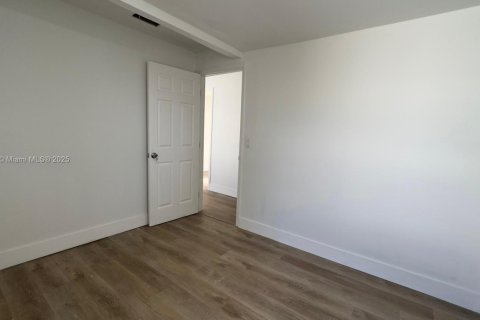 Villa ou maison à vendre à Miami, Floride: 3 chambres, 62.43 m2 № 1946984 - photo 5
