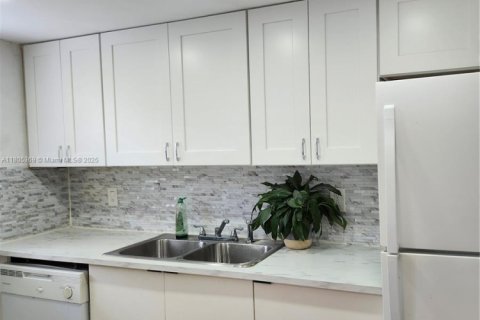 Condo in Fort Lauderdale, Florida, 1 bedroom  № 1955389 - photo 3