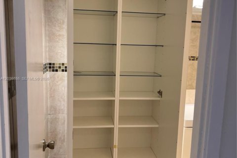 Copropriété à louer à Miami, Floride: 1 chambre, 84.45 m2 № 2085479 - photo 12