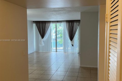 Copropriété à louer à Miami, Floride: 1 chambre, 84.45 m2 № 2085479 - photo 4