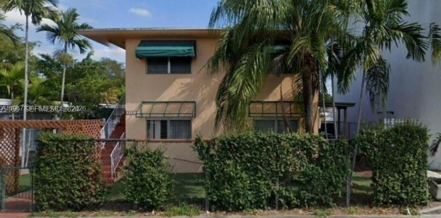 Commercial property in Miami, Florida № 2042223