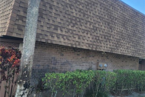 Townhouse in Tamarac, Florida 3 bedrooms, 138.24 sq.m. № 2043079