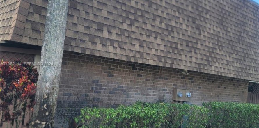 Townhouse in Tamarac, Florida 3 bedrooms, 138.24 sq.m. № 2043079