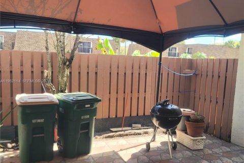 Townhouse in Tamarac, Florida 3 bedrooms, 138.24 sq.m. № 2043079 - photo 2