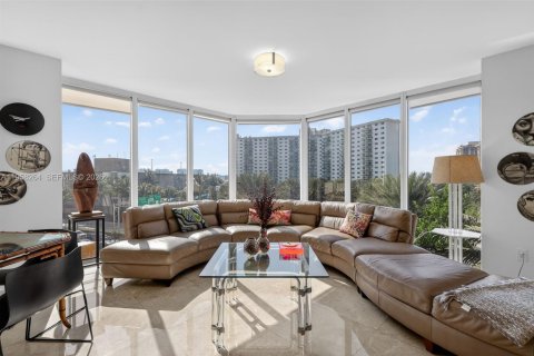 Condo in Sunny Isles Beach, Florida, 3 bedrooms  № 2027943 - photo 12