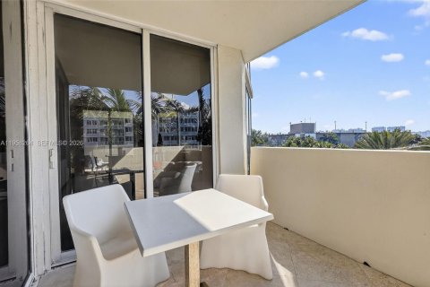 Condo in Sunny Isles Beach, Florida, 3 bedrooms  № 2027943 - photo 20