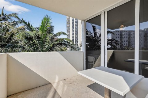 Condo in Sunny Isles Beach, Florida, 3 bedrooms  № 2027943 - photo 22