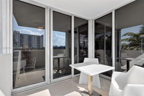 Condo in Sunny Isles Beach, Florida, 3 bedrooms  № 2027943 - photo 21