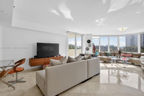 Condo in Sunny Isles Beach, Florida, 3 bedrooms  № 2027943 - photo 8