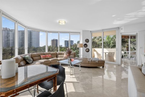 Condo in Sunny Isles Beach, Florida, 3 bedrooms  № 2027943 - photo 10