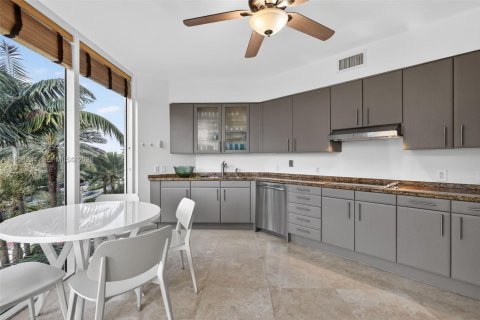 Condo in Sunny Isles Beach, Florida, 3 bedrooms  № 2027943 - photo 16