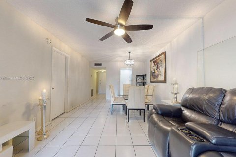 Condo in Coral Springs, Florida, 1 bedroom  № 1882553 - photo 17