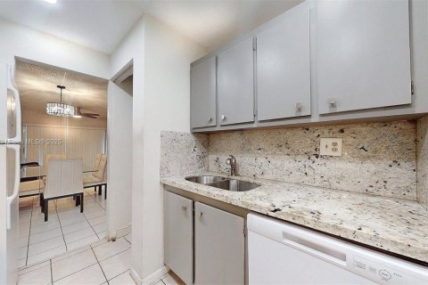 Condo in Coral Springs, Florida, 1 bedroom  № 1882553 - photo 10