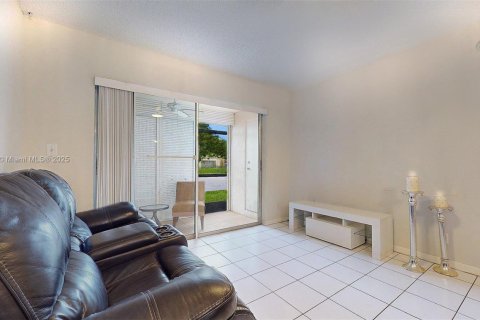 Condo in Coral Springs, Florida, 1 bedroom  № 1882553 - photo 13