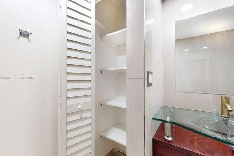 Condo in Coral Springs, Florida, 1 bedroom  № 1882553 - photo 22