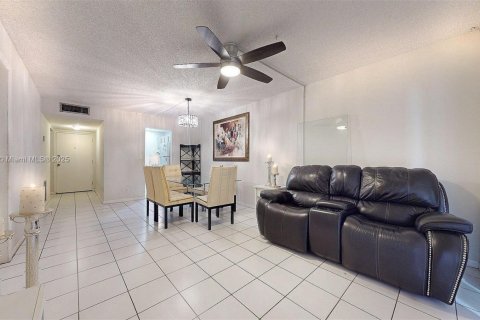 Condo in Coral Springs, Florida, 1 bedroom  № 1882553 - photo 15
