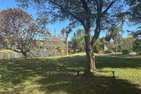 House in Deerfield Beach, Florida 2 bedrooms, 96.62 sq.m. № 2031255 - photo 11