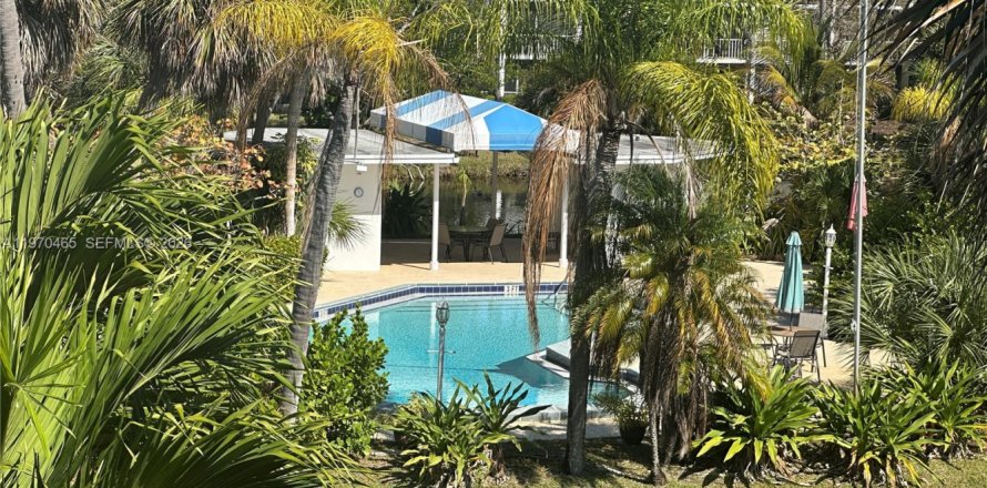 House in Deerfield Beach, Florida 2 bedrooms, 96.62 sq.m. № 2031255