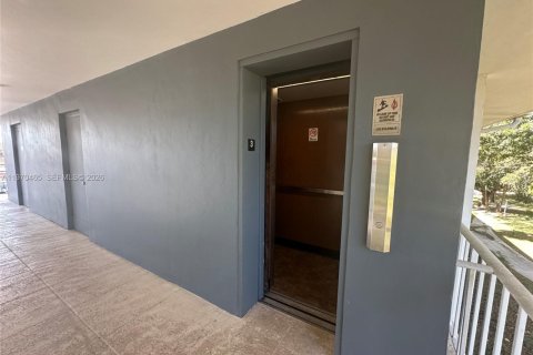 House in Deerfield Beach, Florida 2 bedrooms, 96.62 sq.m. № 2031255 - photo 13