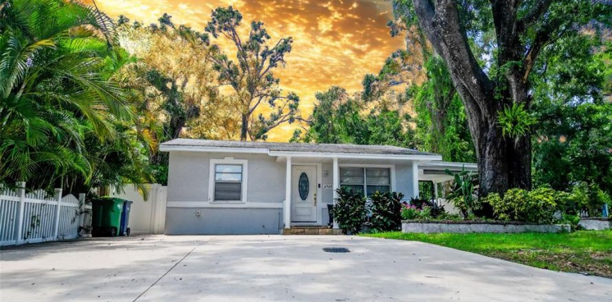 House in Tampa, Florida 3 bedrooms, 146.04 sq.m. № 1853758