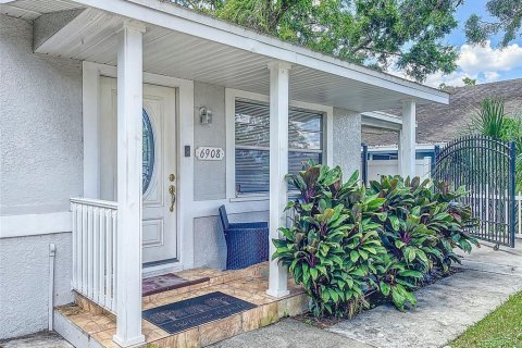 House in Tampa, Florida 3 bedrooms, 146.04 sq.m. № 1853758 - photo 9