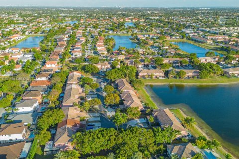 Townhouse in Miami, Florida 3 bedrooms, 146.79 sq.m. № 2011736 - photo 25