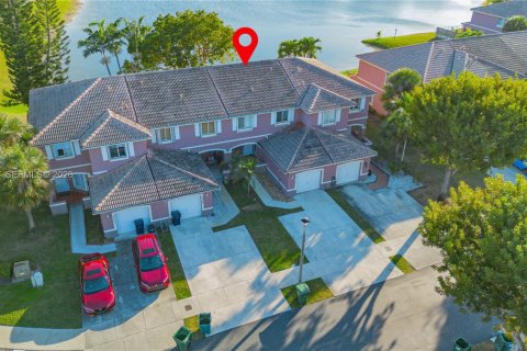 Townhouse in Miami, Florida 3 bedrooms, 146.79 sq.m. № 2011736 - photo 2