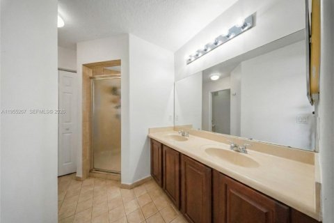 Townhouse in Miami, Florida 3 bedrooms, 146.79 sq.m. № 2011736 - photo 13